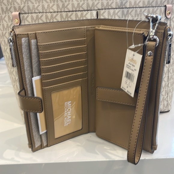 MICHAEL KORS
Jet Set Large Logo Signature Double-Zip Wristlet-Wallet-Phone Case - Picture 9 of 16